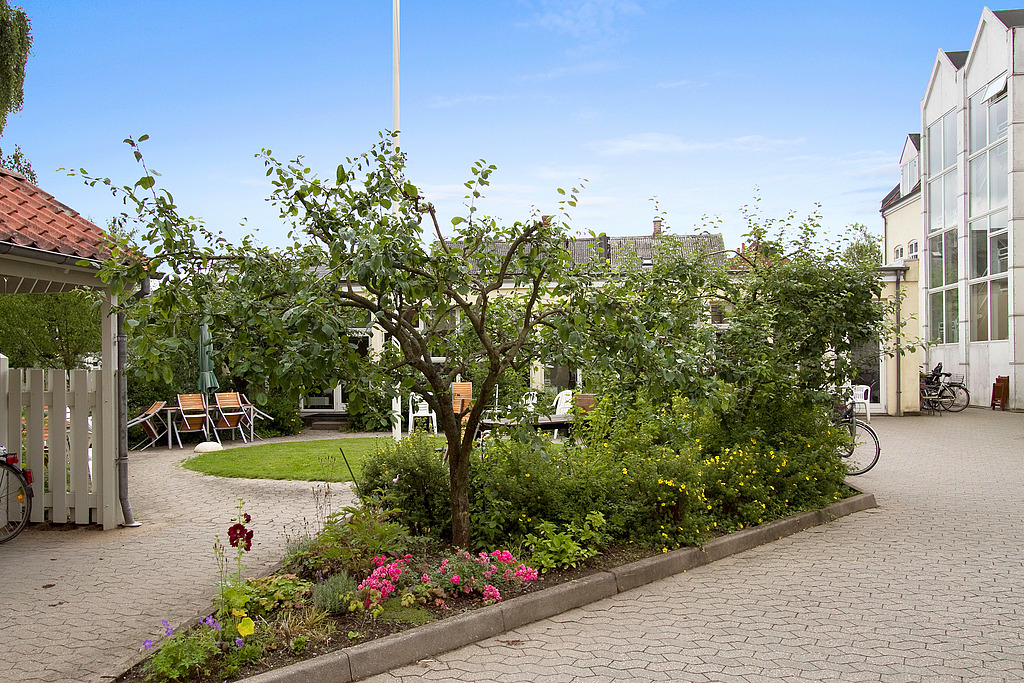 Grønt gårdmiljø med have på Oluf Bagers Gade 28